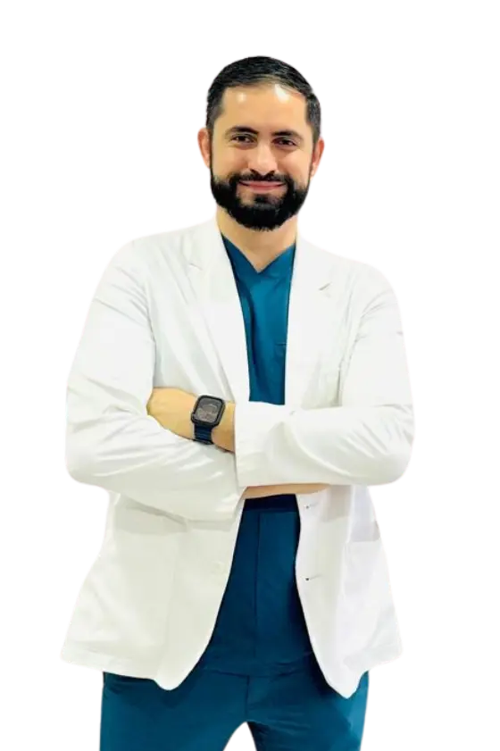 Médico especialista en ginecología y cirugía en Guadalajara, con bata blanca y fondo azul profesional